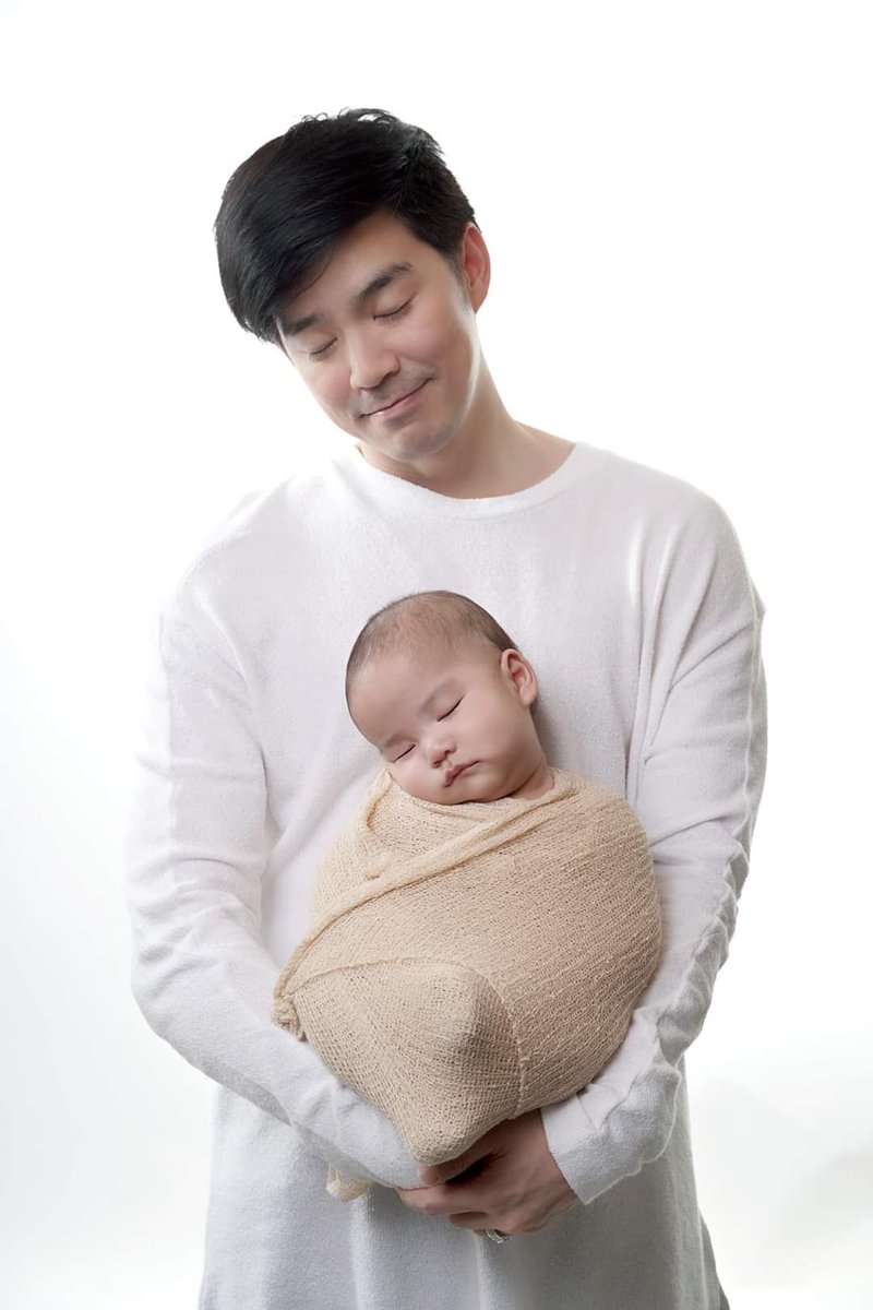 เป็นพ่อที่เกิดมาหน้าตาเหมือนลูก 😃 #pheethongtham 
cr. @smalliestudio 
คุณมีสติกเกอร์ ธีร์&amp;พีร์ แล้วหรือยังครับ👇🏻 😁 
[Thee &amp; Phee twin babies]
line.me/S/sticker/1127…