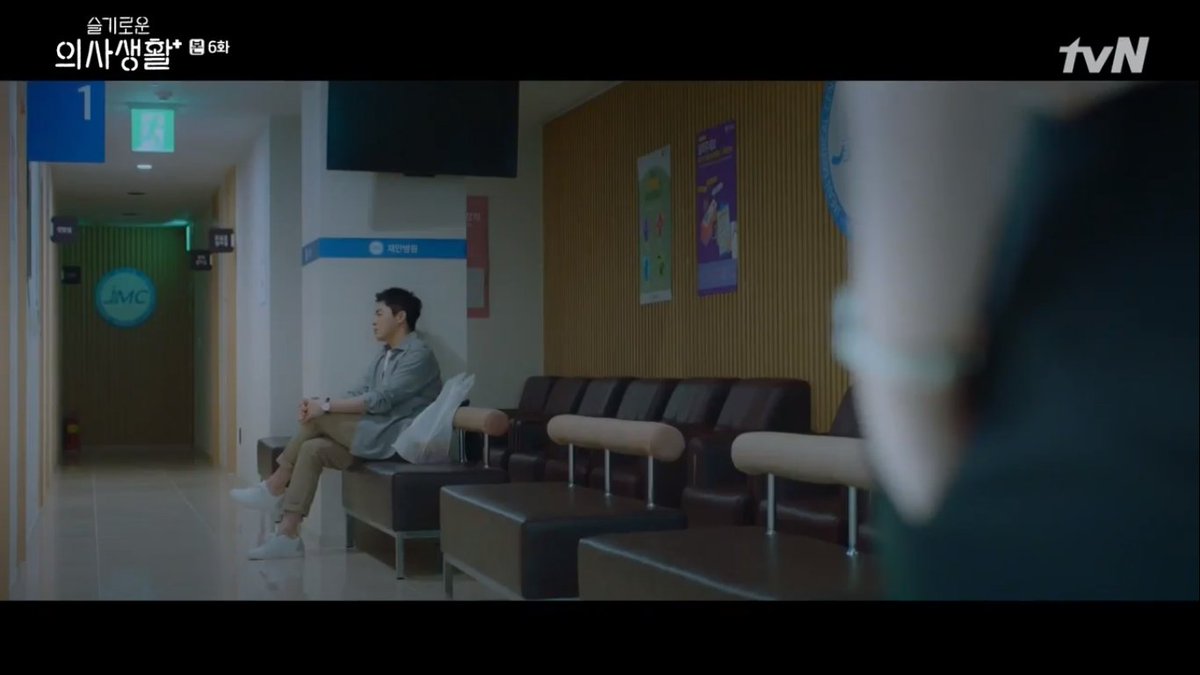 here's deoksun falling in line early at a famous japanese place. *she was worried about taek. she did everything to make sure he'd eat.here's ikjun, showing up early at the hospital (yes, earlier than songhwa) *he couldn't sleep. he was so worried.  #HospitalPlaylist [2/2]