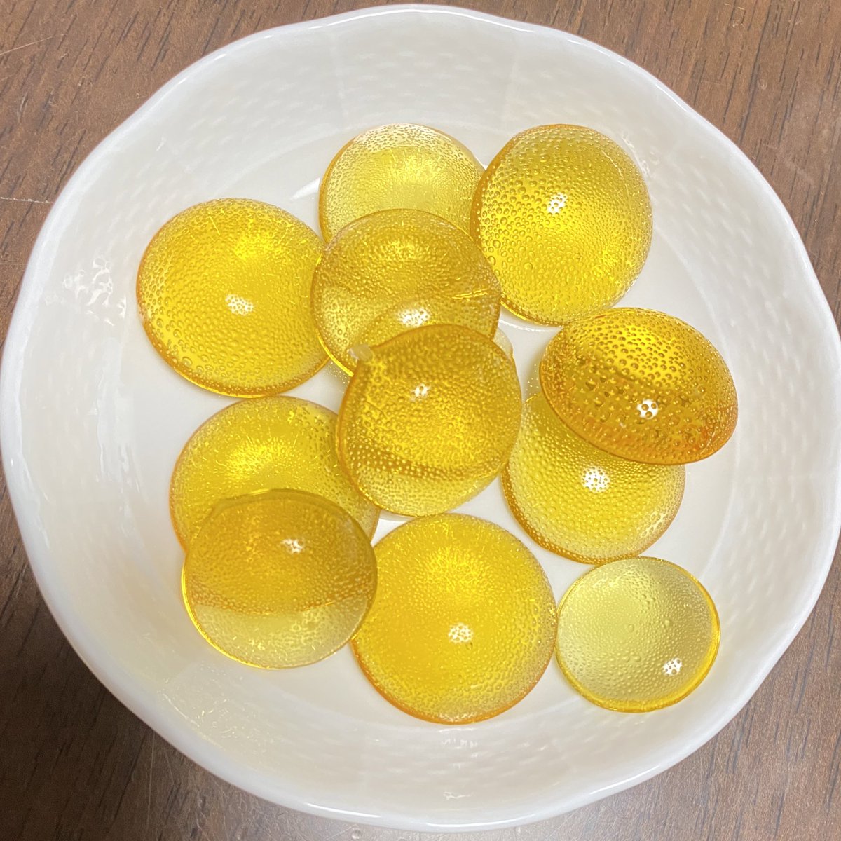 トオボエ べっこう飴は蜂蜜を凍らせたものだと信じる娘が冷凍庫でいくら冷やしても硬くならない蜂蜜に泣きそうになっていたので本当の 作り方を教えて差し上げる昼下がり