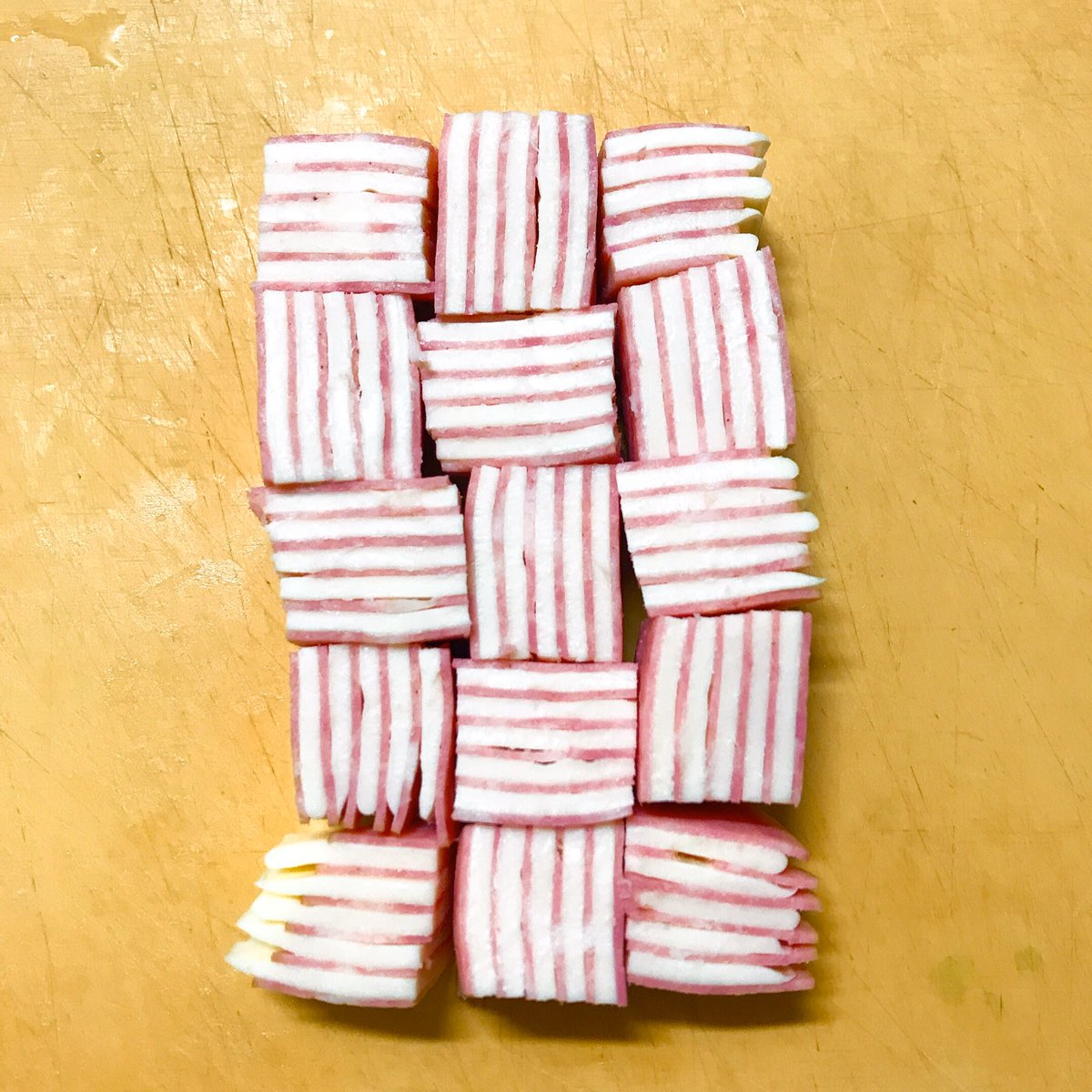スライスチーズとビアハムを重ねて切るだけで見た目も最高なおつまみに 絶対美味しいやつ アレンジ案なども多数集まる Togetter