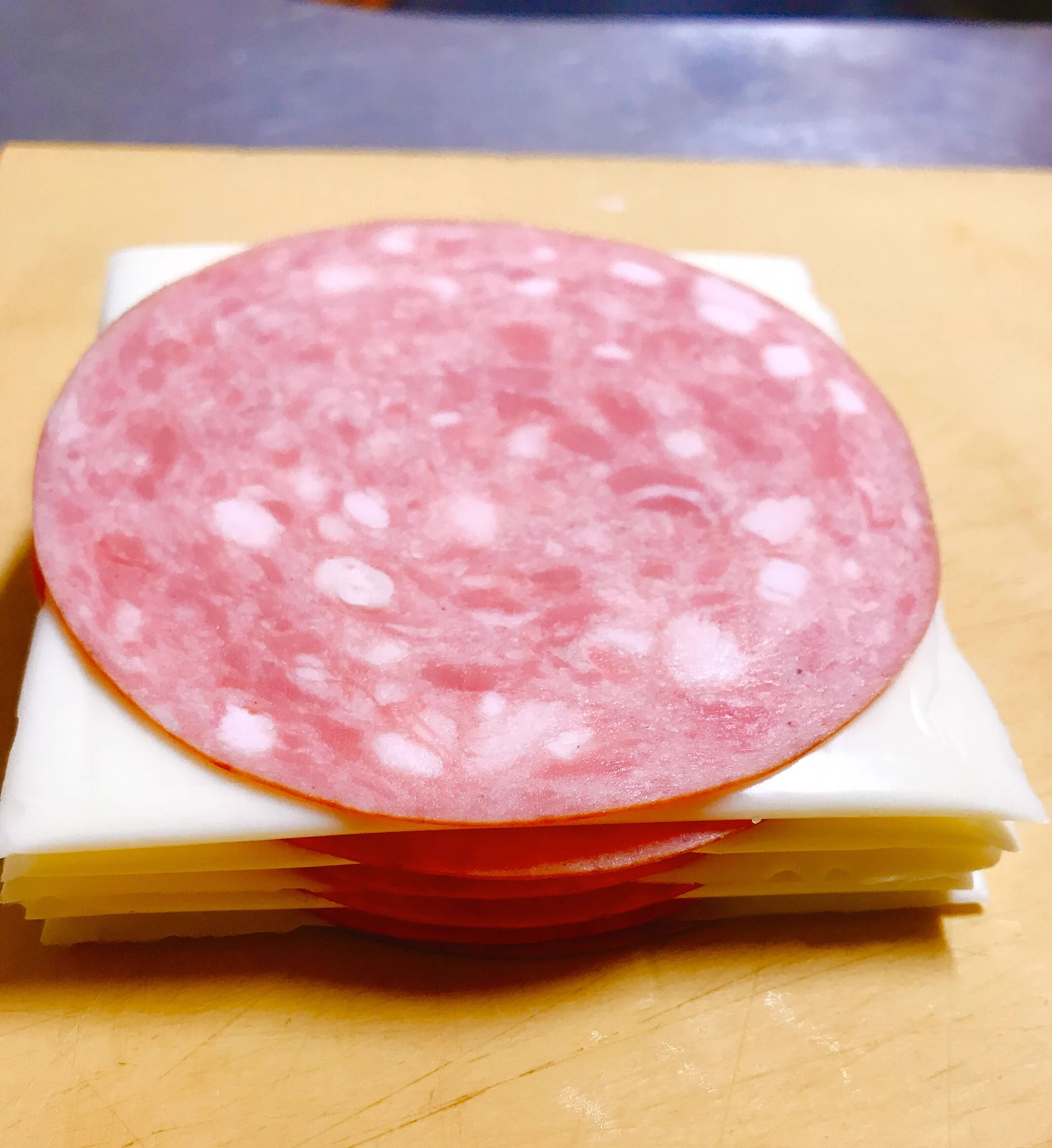 スライスチーズと薄切りビアソーセージを重ねて！とっても簡単で見栄えするおつまみができるwww