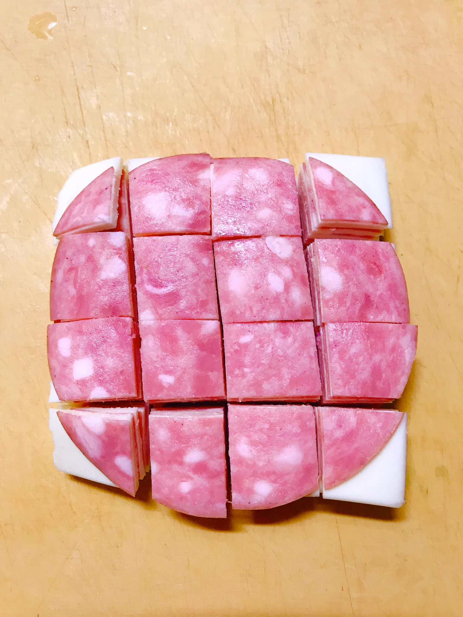 スライスチーズと薄切りビアソーセージを重ねて！とっても簡単で見栄えするおつまみができるwww