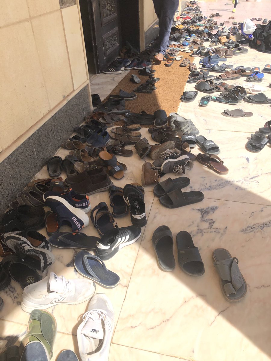 zozalm's tweet photo. تم التقاط هذه الصورة في احد جوامع مدينة الرياض ونلاحظ عدم التزام الناس بابعاد أحذيتهم “أعزكم الله” عن المدخل الخاص بالجامع مما سيسبب صعوبة دخول ذوي الإعاقة وذلك يعود الى مصمم الجامع الذي لم يضع الأرفف الخاصة بالأحذية . 
#لا_تعيقهم 
#مجتمع_متمكن https://t.co/ipQZPyW95V