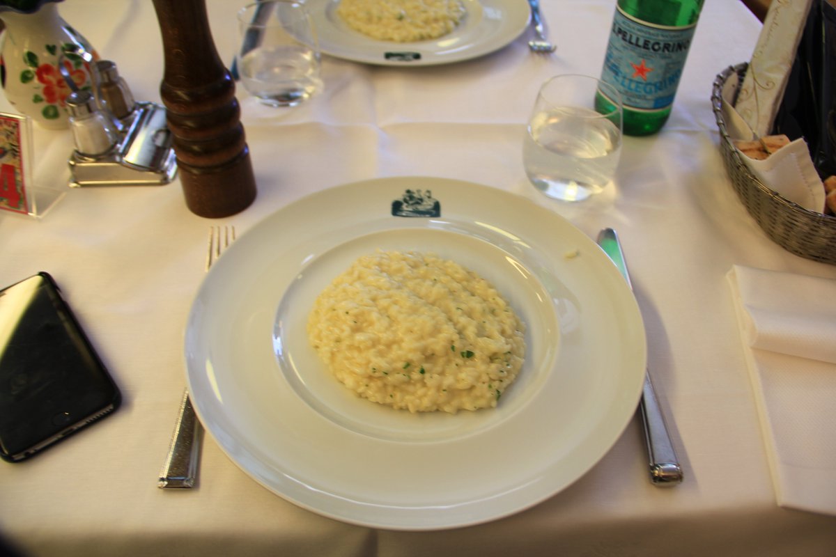 We ventured out to Burano to try the seafood risotto at Trattoria da Romano. We didn't realize that it would be quite...posh. Over budget, but I wanted to try. So yun lang talaga inorder namin. Unforgettable how a simple dish celebrated seafood in this distilled form!