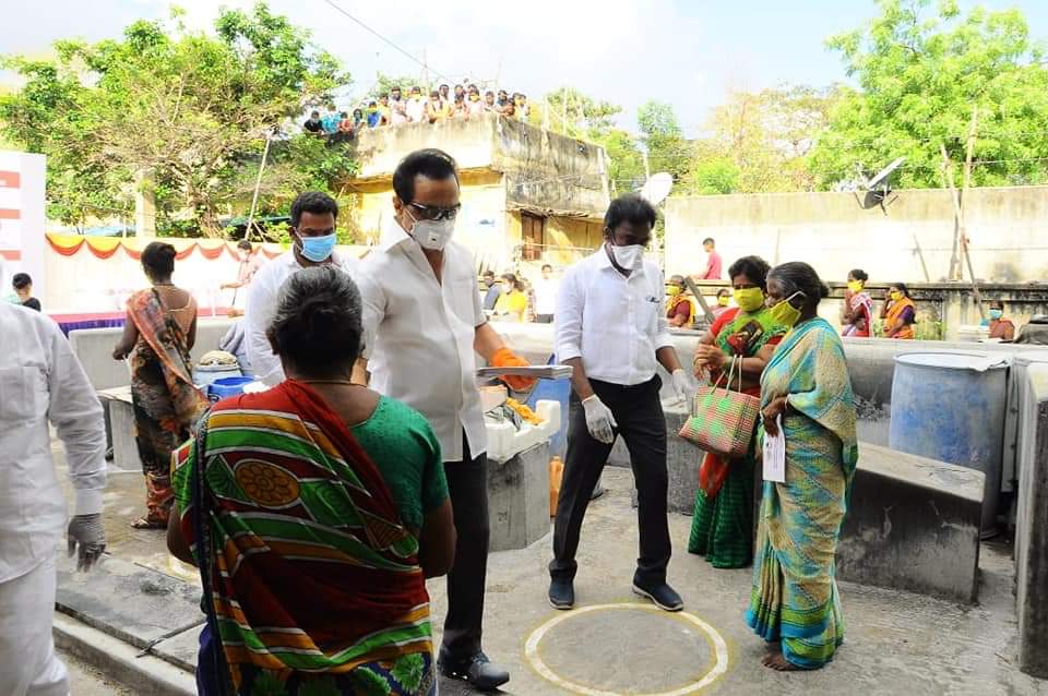 thayagamkavi's tweet photo. கழகத்தலைவர்அவர்கள் திருவிகநகர் தொகுதியில் சலவையாளர்குடியிருப்பில் கொரோனாதொற்று ஊரடங்கால்பாதிக்கப்பட்ட 200சலவையாளர்குடும்பங்க ளுக்கு பி.கே.சேகர்பாபு தலைமையில்மளிகை பொருட்கள்மற்றும்பணஉதவி வழங்கினார் @mkstalin @Udhaystalin @dmk_youthwing @arivalayam @DMKITwing #TNFightsCorona https://t.co/SgEHvkwY9x