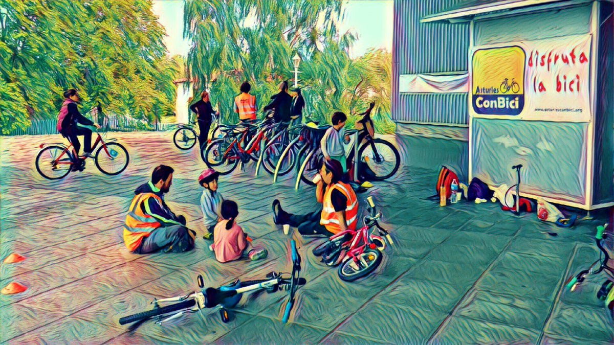 #30DiasEnBici en fotos. Día 19. La bici se disfruta pero también es elemento y medio educativo para crear conciencia ciudadana en cuanto a #movilidadSostenible.

#DisfrutaLaBici #RespiraBici #educación #educaciónVial #biciescuela #caminosEscolares