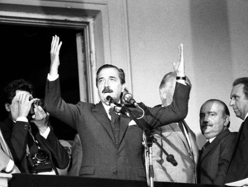 RovellaDiego's tweet photo. Se cumplen 33 años de la masiva movilización en rechazo a los levantamientos de los carapintadas. Ese día Raúl Alfonsín aseguró tranquilidad frente a la tensión social que se vivió; el inminente respaldo a la democracia y condenó  a todo lo que pusiera en riesgo nuestra libertad. https://t.co/p7ZdXlD3Pt