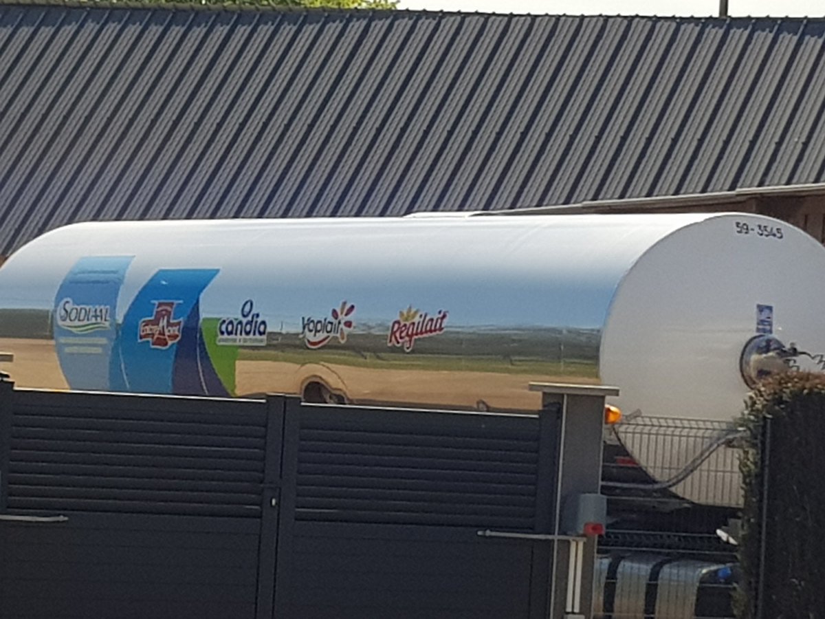 Pierre26244747's tweet photo. Quel bonheur de voir nos laitiers collecter notre lait dans ce confinement!!!#sodiaal #cequifontlelait https://t.co/vKno1RFZuF