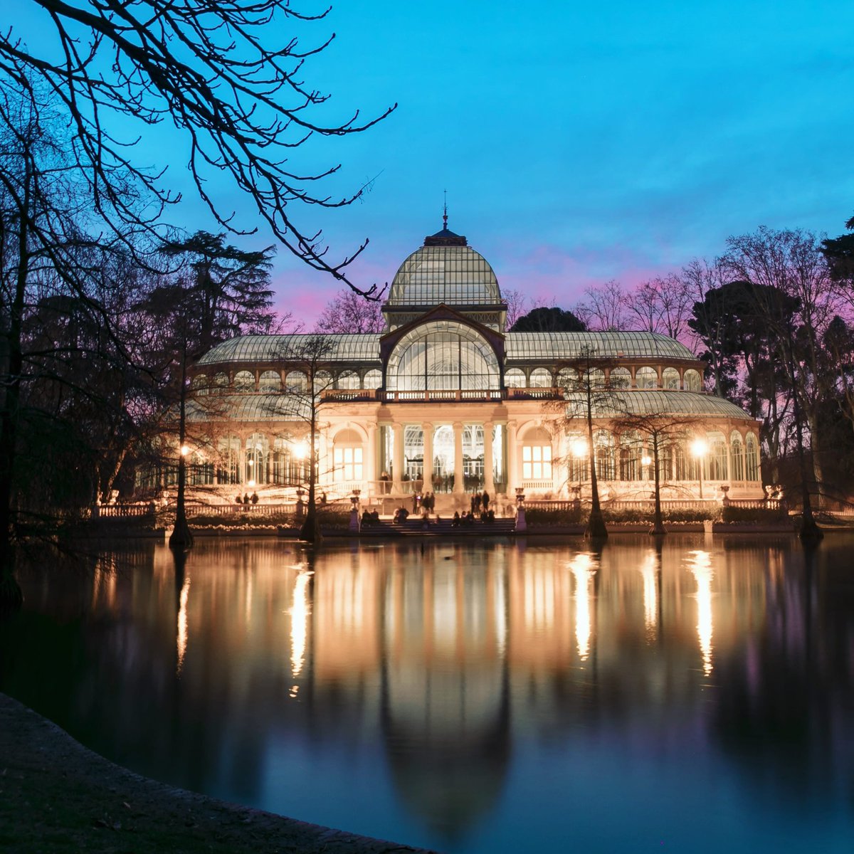 🌳 Si has visitado el parque #ElRetiro seguro que ya conoces el Palacio de Cristal, una de las sedes del @museoreinaSofía 

🌟Planeado originalmente como invernadero, actualmente acoge exposiciones temporales del museo. 

👉 bit.ly/3coSSH0

#DesdeCasa #DescubreMadrid