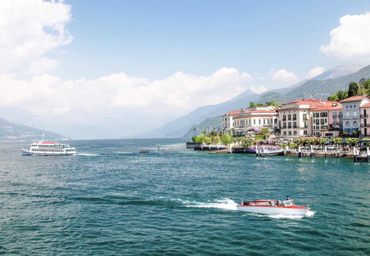 Il #borgo affacciato sul lago, un traghetto sullo sfondo e una barca che sfreccia sull’acqua.. cosa volere di più per uno scatto 🇮🇹😍
•
Un insieme di elementi che trasmettono la vera essenza del nostro #Lario 🏞 
•
Cosa vi manca di più di una vostra #domenica sul #lago? 🤔