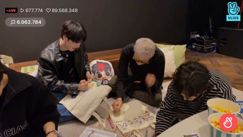 igot7withgot_7's tweet photo. Alguno de los modelitos !! Por estar viendo no tome a los demás !! Pero Mark nos dibujó junto a ellos 🥺😭🐥💚 me Gustaron todas , porque tenían sus locuras cada uno @GOT7Official #GOT7_NOTBYTHEMOON #GOT7 #IGOT7 #GOT7_DYE https://t.co/2u23ZfK0nn