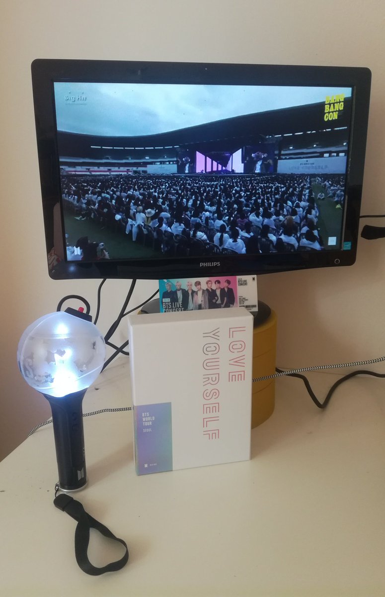 Ruchie_D's tweet photo. The last concert is bringing back memories of the best day of my 2018, so I guess the neighbours have to deal with a higher volume for this one. :D
#BANGBANGCON #BANGBANGCON_D2 @BTS_twt #BTSARMY #BTS_concert_at_home #LoveYourself https://t.co/8J38Jam9bz