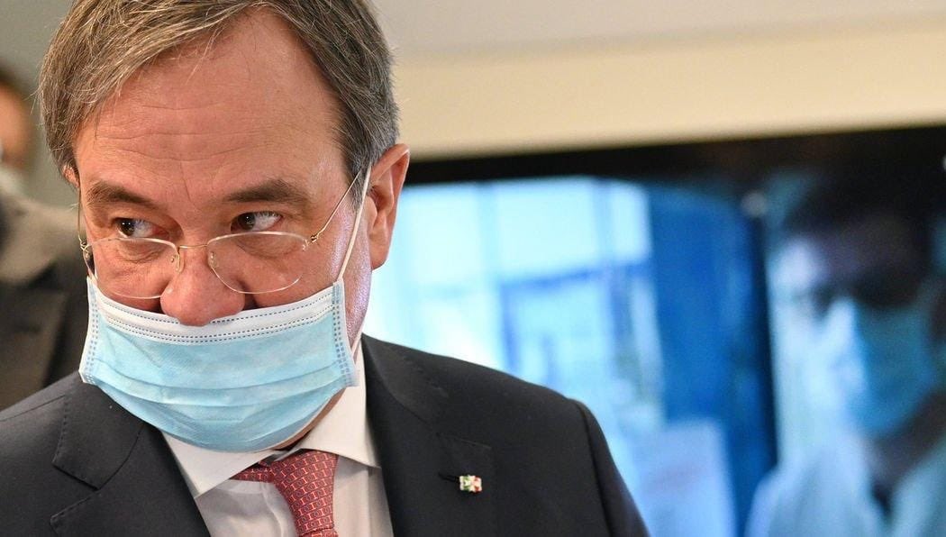 Mann, der sich nicht mal einen Mundschutz richtig aufziehen kann, erzählt jetzt den Schüler*innen, wie sie sich in der #Coronakrise verhalten sollten &amp; zwingt sie zum Schulbesuch.

Unsere Antwort: #SchulboykottNRW &amp; #SchulboykottDE!