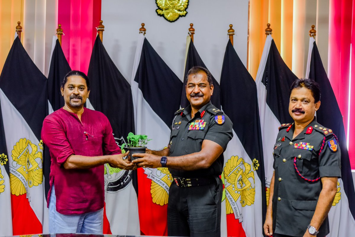 thuru_mithuru's tweet photo. ශ්රී ලංකා යුධ හමුදා මාණ්ඩලික ප්රධානී මේජර් ජෙනරාල් සත්යප්රිය ලියනගේ මහතා විසින් වසන්ත දුක්ගන්නාරාල මහතා වෙත 'තුරු මිතුරු - නව රටක්' වෙනුවෙන් වූ ඔහුගේ සහයෝගය සංකේතවත් කරමින් පැළ සහ බීජ ලබාදුන් මොහොත.
#Thurumithuru #slgrows #srilankaarmy #srilanka #lka https://t.co/9qyvAWUg8C