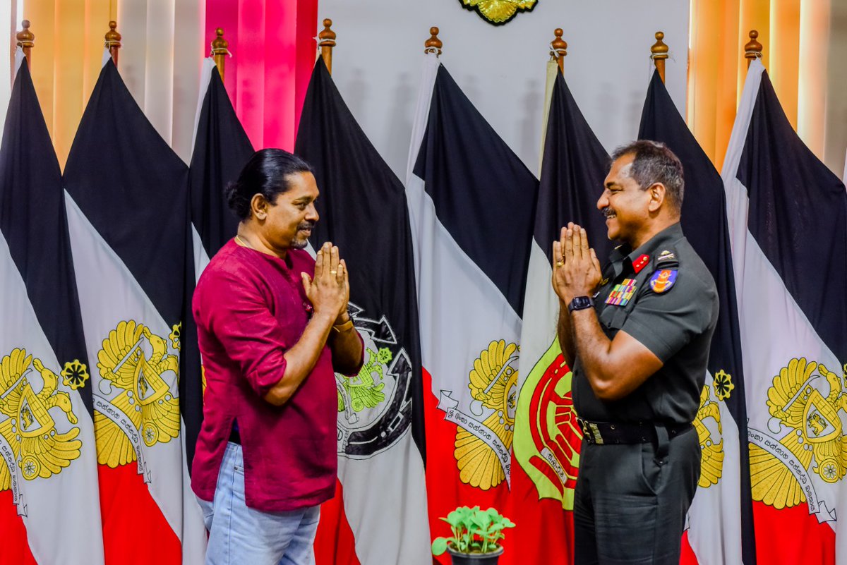 thuru_mithuru's tweet photo. ශ්රී ලංකා යුධ හමුදා මාණ්ඩලික ප්රධානී මේජර් ජෙනරාල් සත්යප්රිය ලියනගේ මහතා විසින් වසන්ත දුක්ගන්නාරාල මහතා වෙත 'තුරු මිතුරු - නව රටක්' වෙනුවෙන් වූ ඔහුගේ සහයෝගය සංකේතවත් කරමින් පැළ සහ බීජ ලබාදුන් මොහොත.
#Thurumithuru #slgrows #srilankaarmy #srilanka #lka https://t.co/9qyvAWUg8C