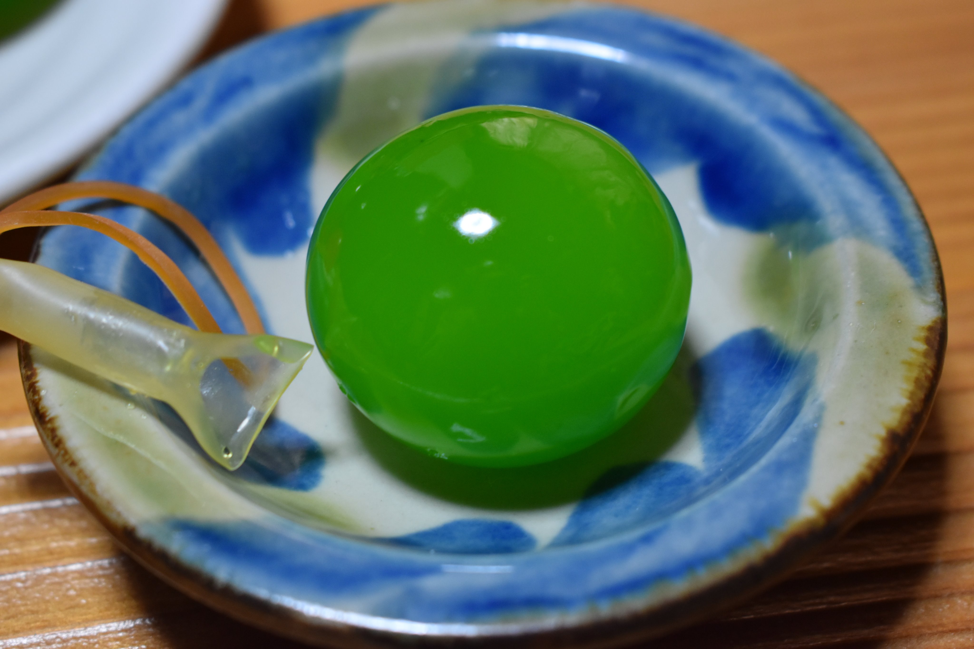 かまたゆ５２ Cwjkd こんばんは 関東には あんこ玉 というお菓子がございます 見た目は似ていますが包まれているのは寒天で そのまま食べられます 玉羊羹 はゴム風船を割って食べるのでしょうか 画像のはすでに割ってお皿に盛ってあるの