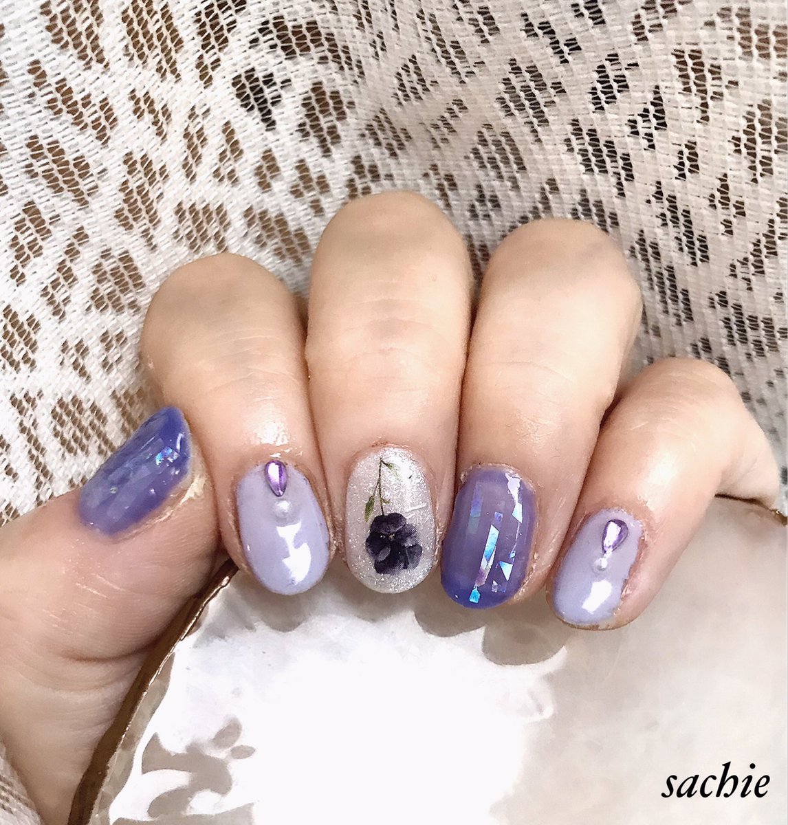さちえ En Twitter 今ネイル オーロラフィルムを埋め込んで奥行きを出してキラキラさせてみたよ このキラキラ感 動画じゃないと伝わりにくいのが残念ー オーロラフィルム百均でかなり前に買った物だけど 少しづつしか使わないからまだまだあるw セルフ