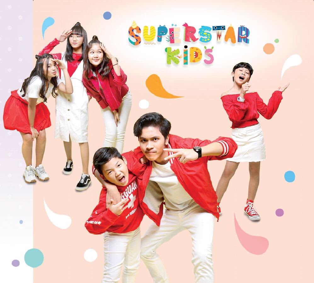 SharonIdolJr's tweet photo. Haiii siapa aja nih yg sudah punya CD nya #SuperstarKids di @kfcindonesia ?😊
Dengan lagu yang super keren , yang akan menemani kalian #dirumahaja .
Yuk dengerin terus album Superstar Kids @jagonyamusik dan miliki segera untuk kamu yang belum punya CD. https://t.co/W5i2QUAjcW