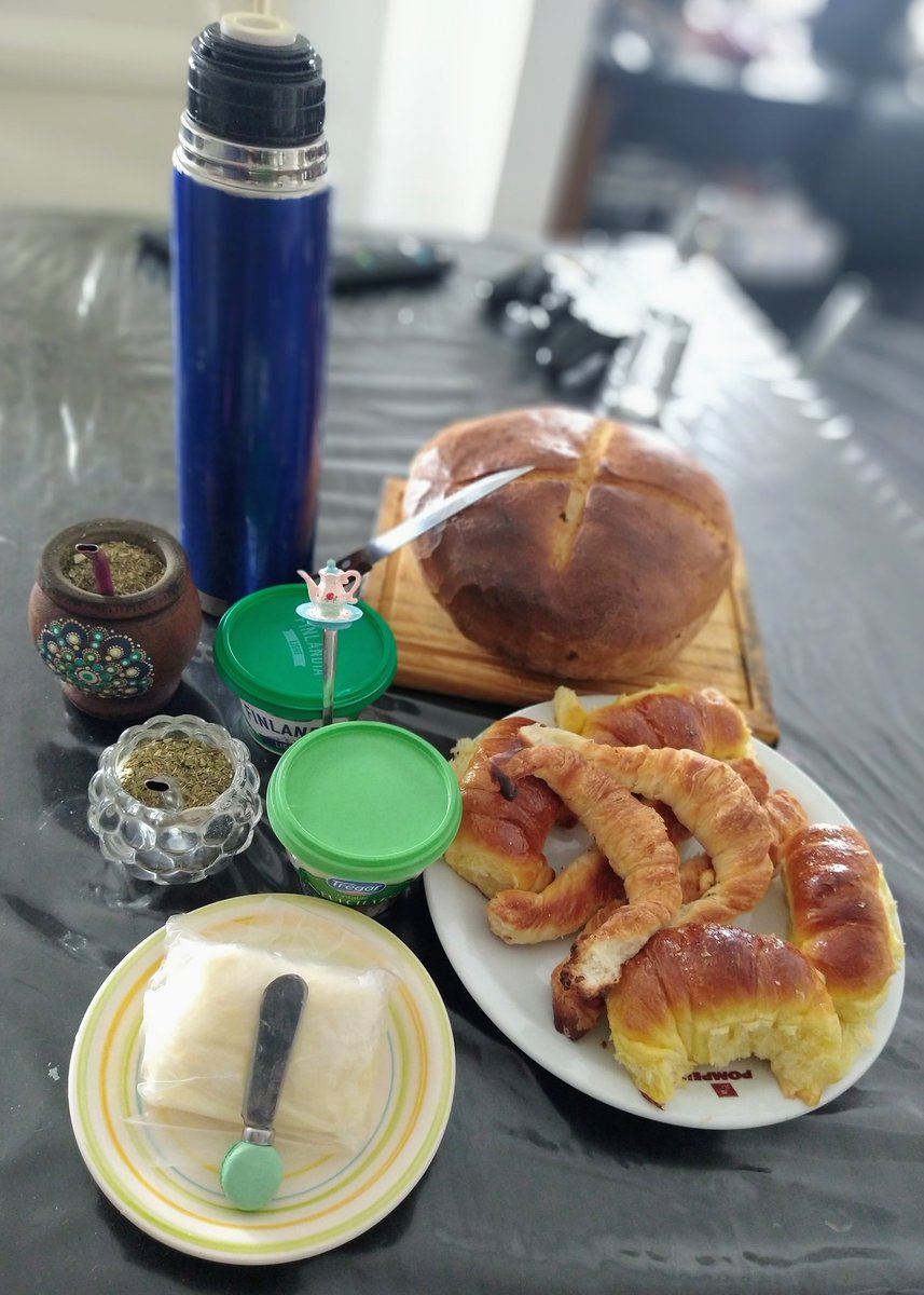 OlarteIgnacio's tweet photo. "Alita, Buen día! Mira lo que te prepare?...pero mira como te atienden en cuarentena...!!"

(El pibe seguro va a pedir algo) 😜

#Desayuno #MangazoEnPuerta #UnPocoDeHumor #EnPandemia #Covid19 #QuedateEnCasa #JuntosPodemosHacerlo https://t.co/WCOJhaLD9F