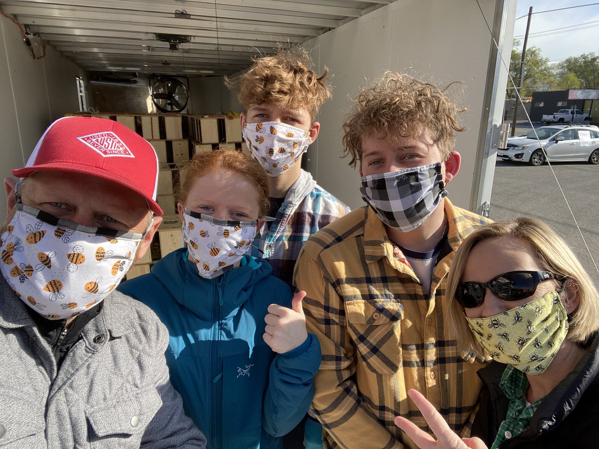 ApisHive's tweet image. When the family makes it happen 2020 package bee season #BEEKEEPING #packagebees #COVID19 #apishive