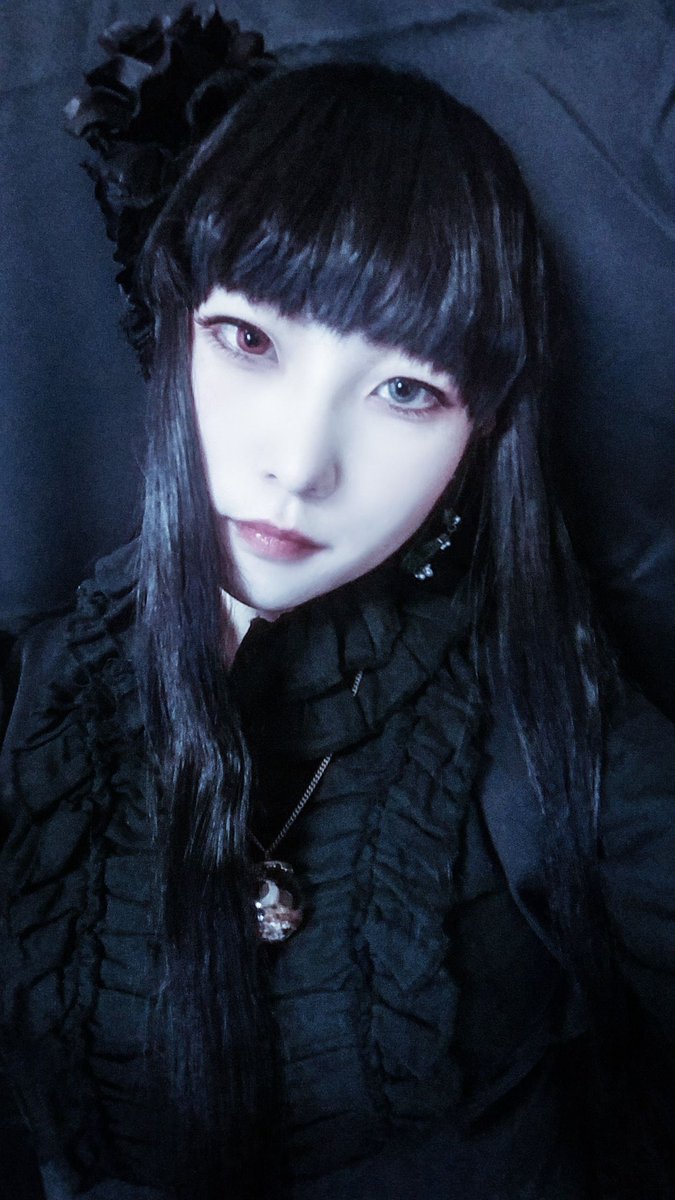 緋月 貰った要素で創作宅コス オッドアイとぱっつん前髪 個人的な好みで魔女にしたよ 真っ黒な髪に真っ黒な服装好き お題ありがとうございました