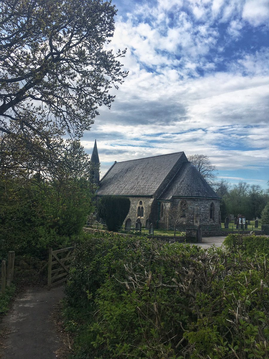 Louise Thompson tweet media