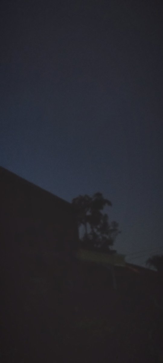 GilangtriS's tweet photo. Pagi tadi aku rasa bukan kabut yang tebal melainkan rindu yang tebal dan takunjung hilang
#StaySafeStayHome https://t.co/lvFEIz7V89