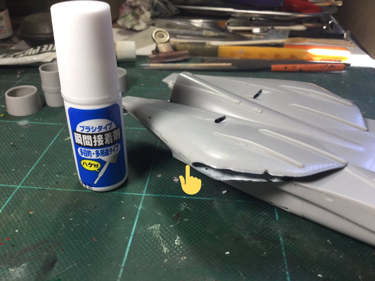 Vfa67 エアインテークも強制接着中 併せて 主翼付け根部分は主翼の重さで接着部が取れ易いので 裏側に瞬間接着剤 を塗っています ダイソーのブラシタイプ ゼリー状 瞬着を使用しました もうちょっとでトムキャットの形になりそうです