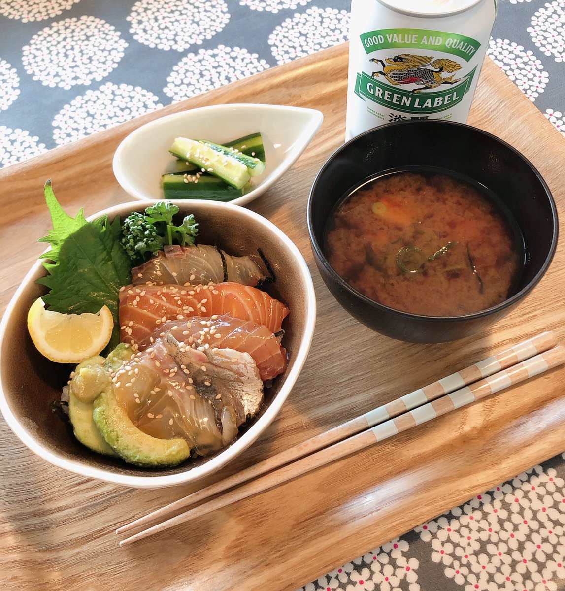 晩ごはんです 漬け丼 赤だし きゅうりの浅漬け 昨日買ったお刺身が1パック余ったので醤油3 みりん2 料理酒1 で漬けました みりんと料理酒はアルコール飛ばします 午後から白パンも制作 いつも一瞬でなくなるから 2倍量で作ったら2倍疲れた 本日も