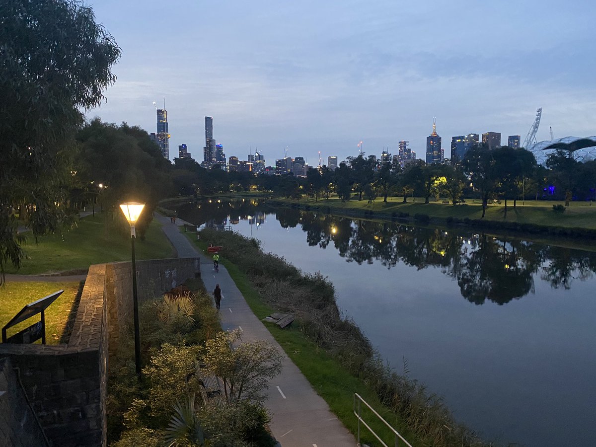 Lars_Esser's tweet photo. Evening run along the Yarra river. The views are a great excuse to have many rest stops ;). #YarraYarra #Wintertime https://t.co/XLCp5azJih