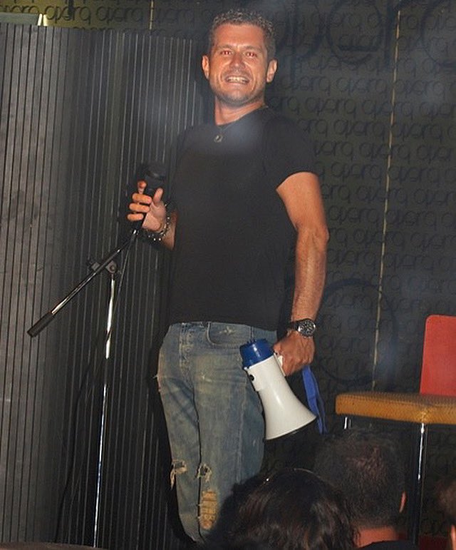 Esta foto tendrá unos 15 años, actuando una de tantas noches en la Sala Opera de Valencia. Hacíamos dobles funciones e incluso vierne, sábado y domingo, En aquella época recorría España entera por todo el circuito de comedia y a la vez hacia el programa de radio con <a href="/salasradio/">Jose Luis Salas</a>