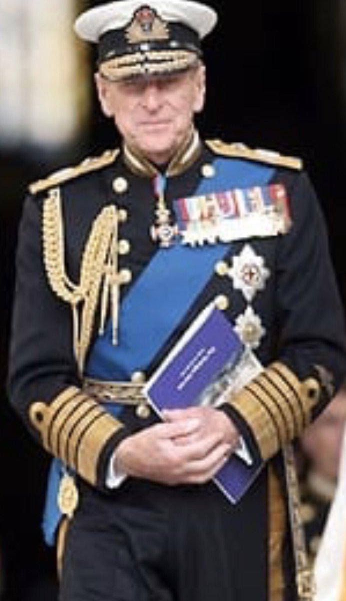 AlastairBruce_'s tweet photo. Please could @Adrian_Hilton suggest to Edward Fox, he tell #Costume that Order of the Garter sash passes over left shoulder & badge rests on right hip. He was #EdwardVIII after all! And it’s not moire blue sash it’s plain blue corded silk. #HereToHelp #ifyoudoitdoitright https://t.co/qolGCuK8PT