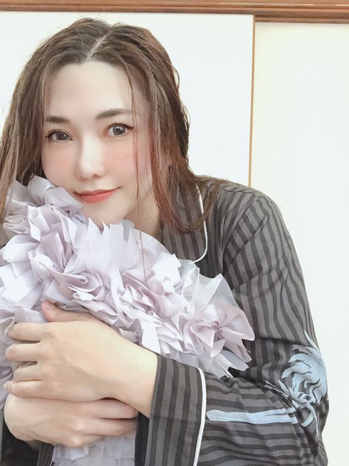 1 pic. 家にいる時間多いからパジャマ新しくしたよ〜?
I spend all day home so I've chainged my pyjama:)
我在家里待了很长时间
我把睡衣换成了新的?

https://t