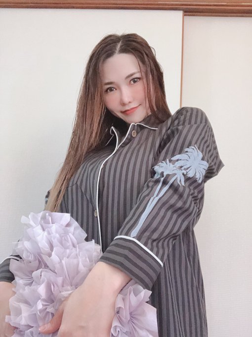 2 pic. 家にいる時間多いからパジャマ新しくしたよ〜?
I spend all day home so I've chainged my pyjama:)
我在家里待了很长时间
我把睡衣换成了新的?

https://t