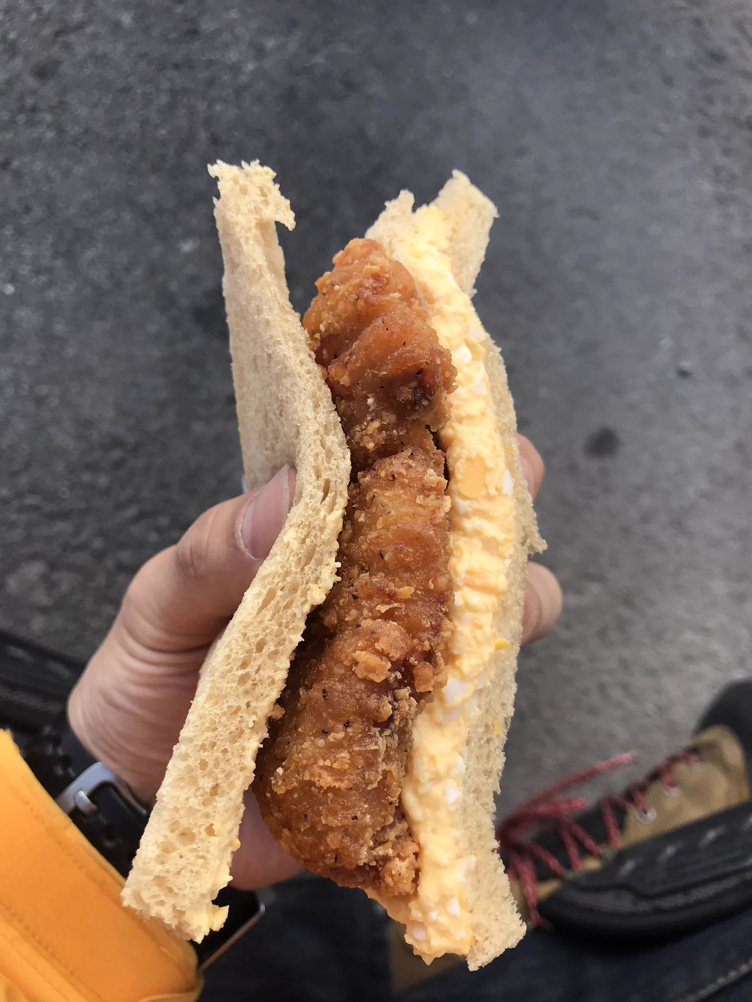 この食べ方は試してみたい！？たまごサンドにファミチキを挟んで食べるとうまいwww