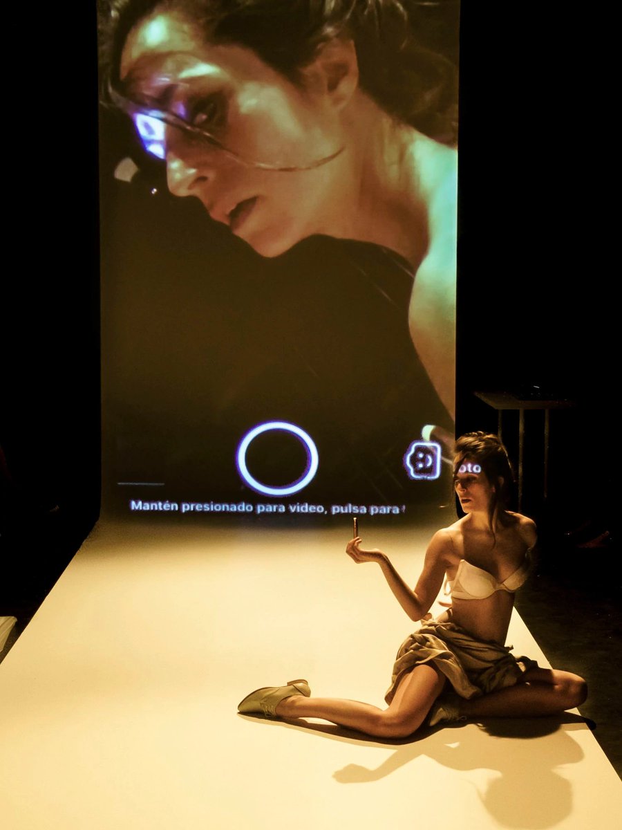 mixdevil66's tweet photo. #Dramaturgia #confinada. Mientras trabajan a distancia en un nuevo montaje teatral, los integrantes de @ColectivoFango comparten gratuitamente su primera obra, F.O.M.O. Por @custodiopastor  https://t.co/B1tzeLR6cQ @el_pais🎭 https://t.co/6n4EcCEkAj