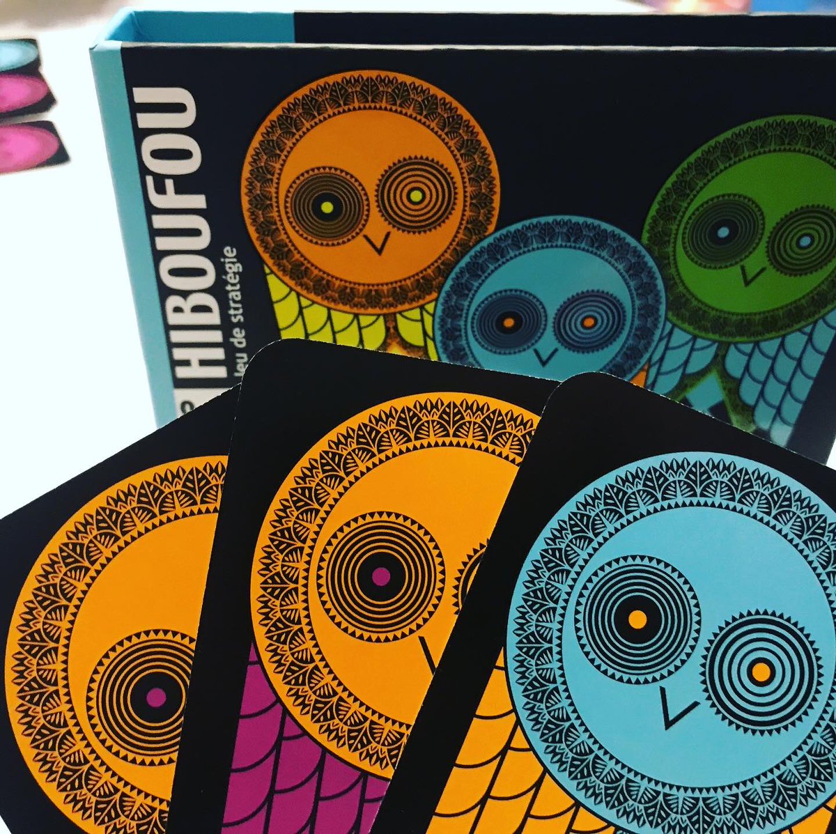 Spielfritte's tweet photo. Ein wirklich wirklich tolles und überaus hübsches Kartenspiel von @djeco_toys Versuche 3 Karten abzulegen, um den Stapel der zuletzt abgelegten Karte als Punkte zu bekommen. Macht sehr viel Spaß. F*
.
.
.
#karten #spiel #kartenspiel #boardgamegeek #boardgame #eule #ablegen https://t.co/xfCxo0mu8x