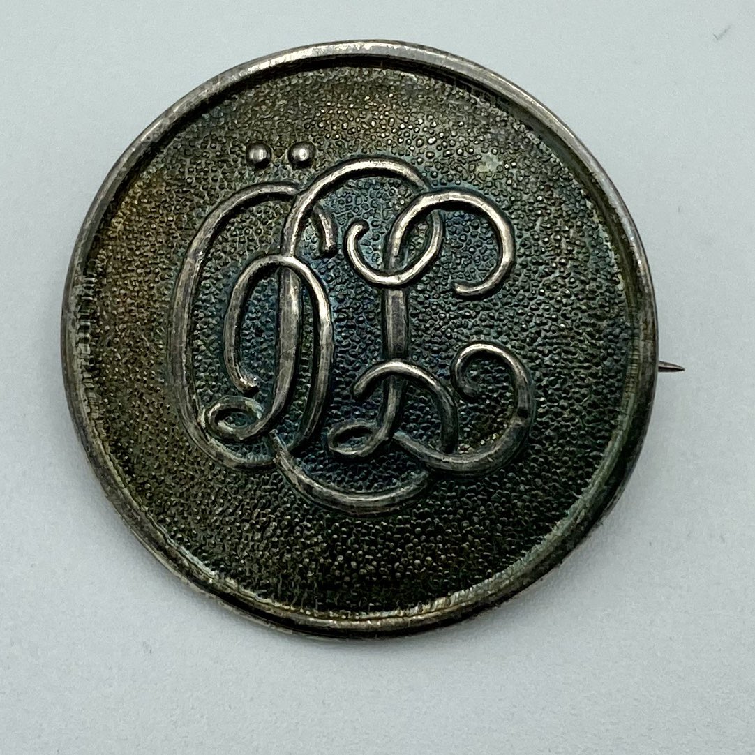 ÖLL - Örebro Länslasaretätet

 År: 1937

Tillverkare: Cederins Guld AB, Örebro

 Silverstämplar: ECE   L8                      #Broschmuseet <a href="/Swenurse_Kansli/">swenurse</a> 
#sjuksköterskebrosch #brosch #sjuksköterske @orebrokommun  <a href="/orebrouni/">Örebro universitet</a> <a href="/psykmuseet/">Psykmuseet</a>