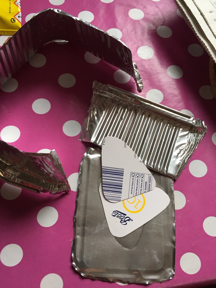 guttedherring's tweet photo. @TheHiveJQ Thanks for the DIY challenge. Iβve upcycled a cardboard box and foil takeaway tray into a brooch. Had a lot of fun! #KeepWellKeepCrafting https://t.co/9WATrQfwJk