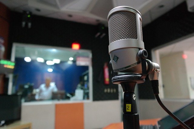 LISSSFrance's tweet photo. 📢Appel à bénévoles ! @LISSSFrance lance sa propre web radio pour toujours plus d'#infopositive. Nous recherchons des animateurs radio, pro ou amateurs 🎙️ Toute aide est la bienvenue 😉#bénévolat #solidarité  https://t.co/CGQJdKGSDk https://t.co/EuJxCupyuK
