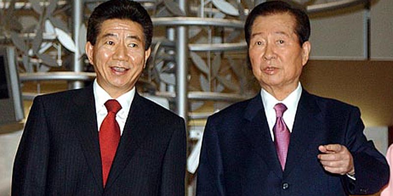 Roh masuk politik pada tahun 1988, menyertai parti Minju-dang yang diketuai oleh Kim Dae-jung. Sebagai parti centre-left, Minju-dang memperjuangkan ekonomi yang lebih saksama dan bebas cengkaman "chaebol" (재벌), konglomerat bisnes keluarga yang menguasai pelbagai bidang.