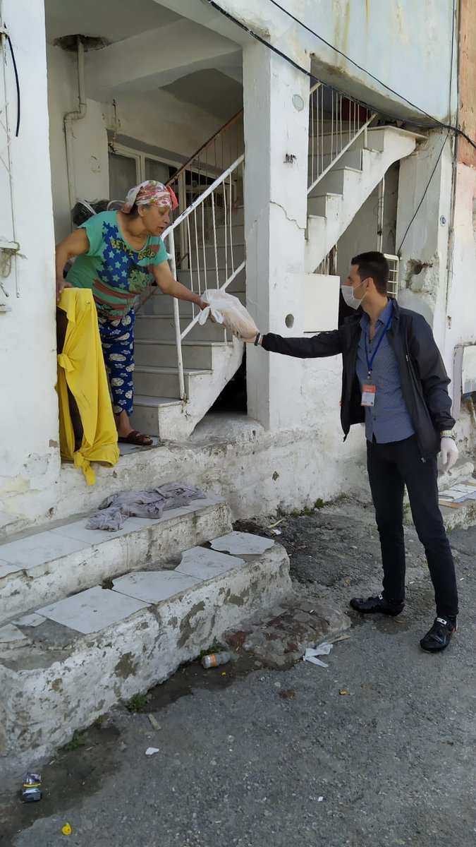 bisidestek's tweet photo. #bisidestek Bornova Belediyesi ekmek dağıtım faaliyetine destek veriyorlar. Gönüllü Bisiklet Ekibi evlere ekmek dağıtarak sokağa çıkma yasağından dolayı dışarıya çıkamayan vatandaşlara yardımcı oldular.
#bisidestek
#citiesonbike
#bugep
#bisuder
#bisikoop
#bornovabelediyesi https://t.co/2Wy78GVsCT
