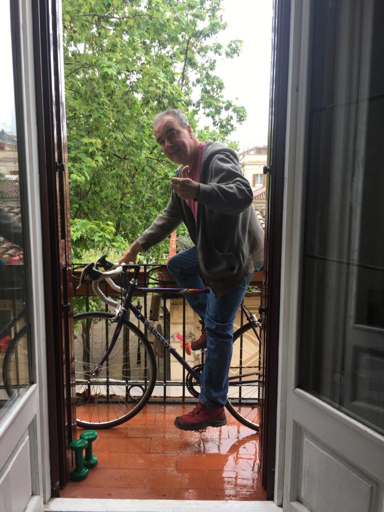 edusagrera's tweet photo. Veïns i veïnes manifestant-nos i pedalant des de casa per demanar un #carrilbiciaugusta des de la Plaça Borràs a la Diagonal🚲🚲 perquè volem una ciutat segura, amb l'aire net  que contribueixi en la lluita contra el #canviclimatic https://t.co/NHcuazMNgU