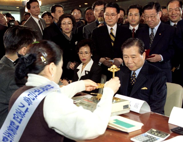 Kim Dae-jung menang pemilihan presiden 1997, menjadi presiden centre-left pertama. Namun waktu tu berlaku Krisis Kewangan. Majoriti parlimen pun masih dipegang centre-right. Jadi Kim tak dapat tackle chaebol. Dalam gambar: Kim jual emas miliknya untuk bantu bayar hutang IMF.