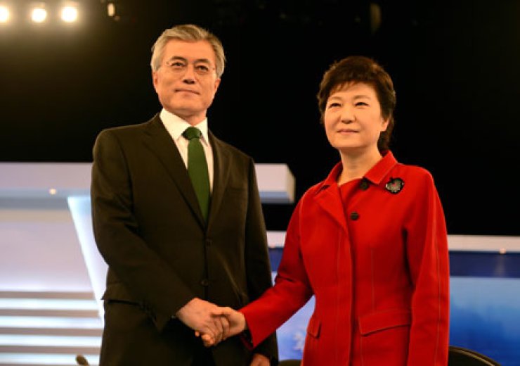 Tahun 2012, penggal Lee tamat. Moon menyertai pemilihan presiden sebagai wakil centre-left untuk lawan Park Geun-hye, anak Park Chung-hee. Namun malangnya Moon hanya dapat 48% undi. Park menjadi presiden wanita Korea pertama. Moon hanya boleh bersabar.