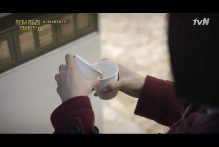 this little detail can melt your heart. ikjun: you can't finish it right? pour me some.it's like saying your problem is my problem too. if the load's too heavy, i'll help you carry it. deoksun & taek shared the same amount of coffee & milk. balance.  #HospitalPlaylist