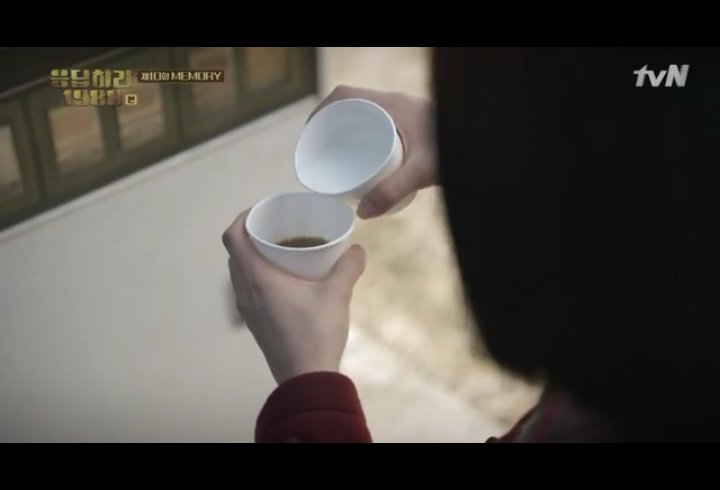 this little detail can melt your heart. ikjun: you can't finish it right? pour me some.it's like saying your problem is my problem too. if the load's too heavy, i'll help you carry it. deoksun & taek shared the same amount of coffee & milk. balance.  #HospitalPlaylist