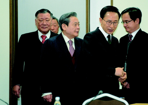 Roh nak mengurangkan pengaruh chaebol. Selepas penggal Roh habis, chaebol mula balas dendam.Lee Myung-bak, presiden baharu datang dari parti centre-right, & adalah seorang "chaebol man". Lee pernah jadi CEO Hyundai, kamceng dgn ketua chaebol seperti Lee Kun-hee, (Samsung).