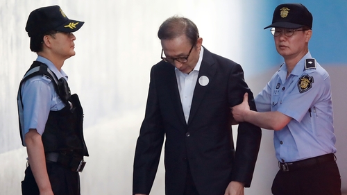 Lantas Moon melancarkan siasatan ke atas Lee Myung-bak atas pelbagai salah laku, termasuk menerima suapan 6 bilion won (US$ 5 juta) dari Samsung. Pada Oktober 2018, Lee dikenakan hukuman penjara 15 tahun. Umur Lee dah 77 tahun, memang mereput dalam penjara sampai mati gayanya.
