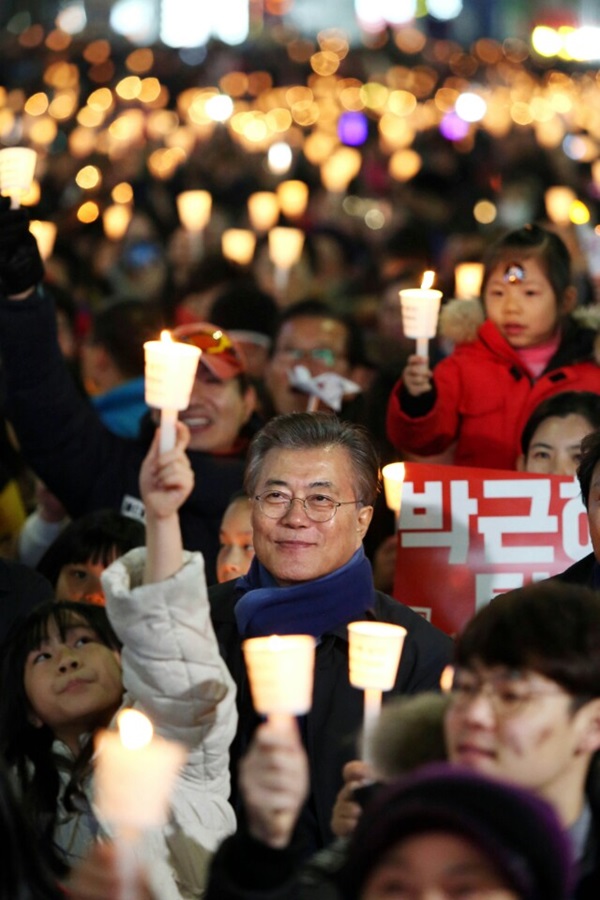 Saat Moon akhirnya tiba pada tahun 2016. Skandal Choi Soon-sil meletup, sisi gelap Park terdedah. Rakyat yang lama tak puas hati dengan cara Park menangani tragedi Sewol 2014 & penularan MERS 2015 turun ke Gwanghwamun desak Park resign. Moon muncul jadi pemimpin suara rakyat.